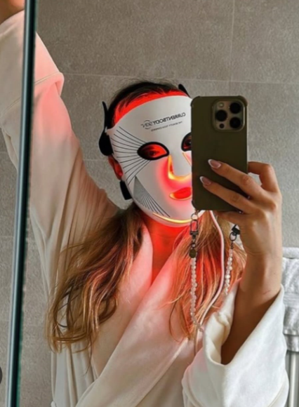 Máscara Facial LED 7 Cores Profissional – Clareia a Pele, Controla Acne e Reduz Poros para Tratamento Facial em Casa