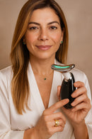 Massageador Portátil Beleza & Firmeza para Rosto e Pescoço – LED + Vibração + Fototerapia | Amaia Beleza